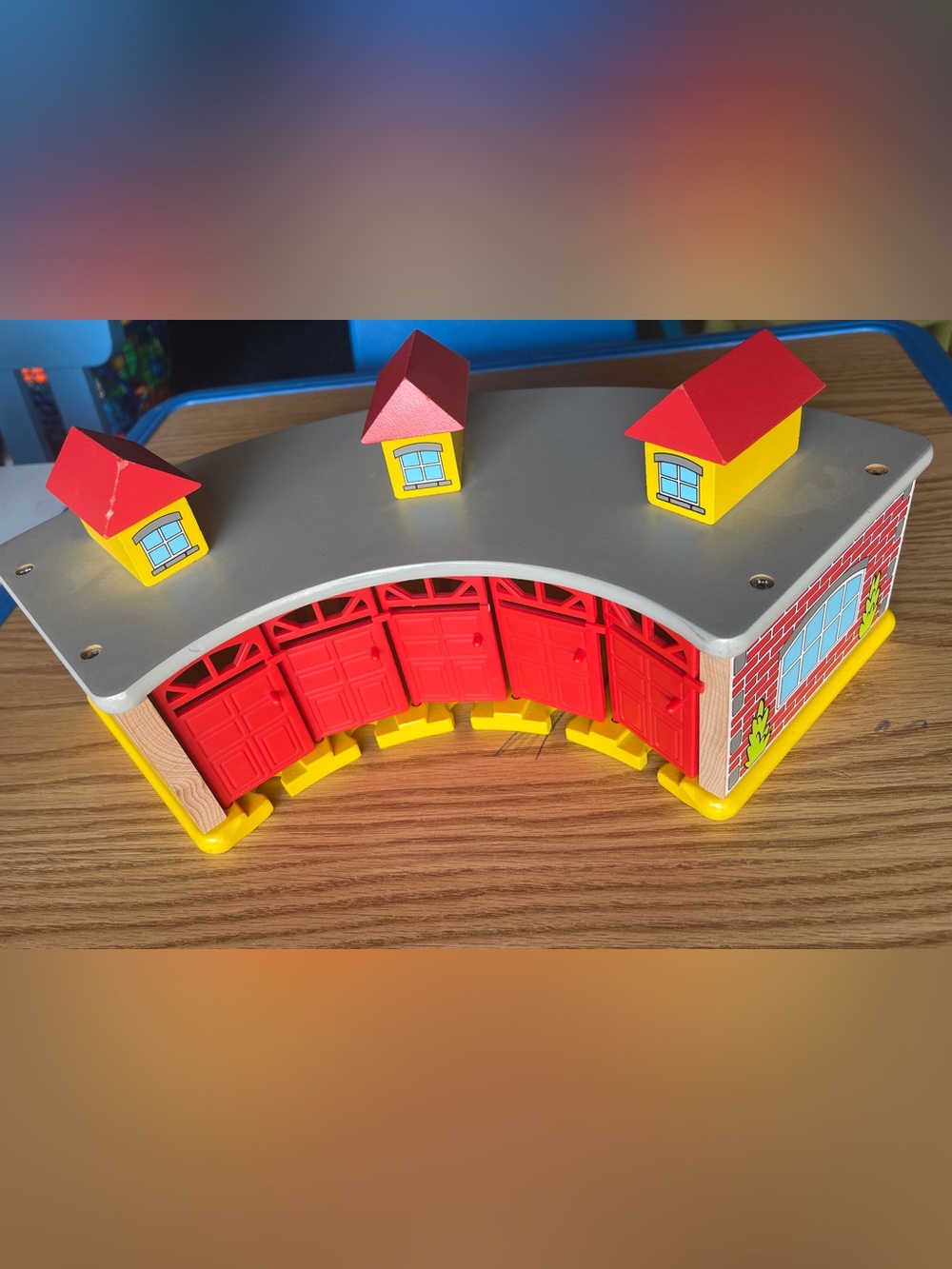 Maxim Wooden Train Roundhouse 5-Stall Engine Shed – Great Condition